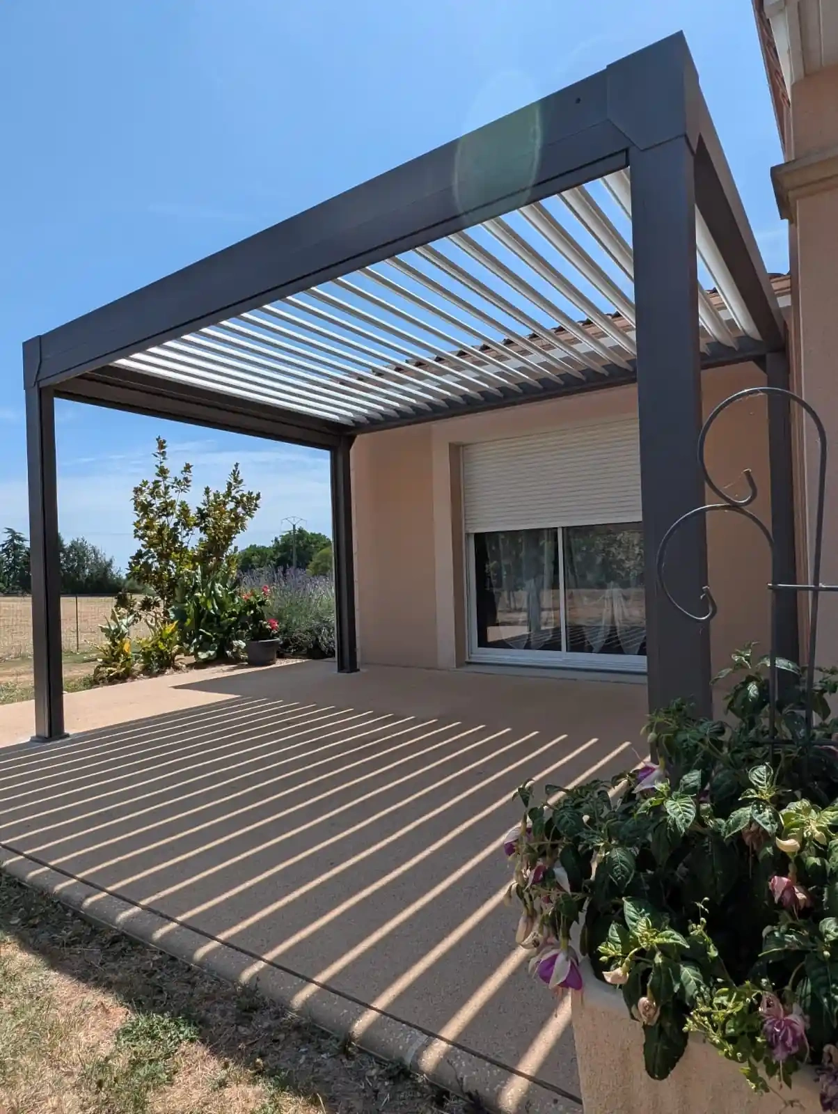 Pergola bioclimatique posée par TMA Menuiseries