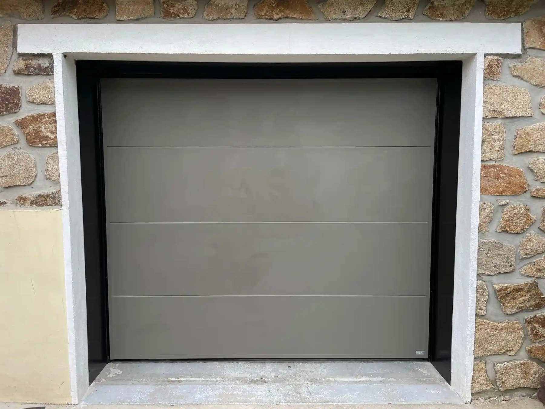 Porte de garage sectionnelle installée