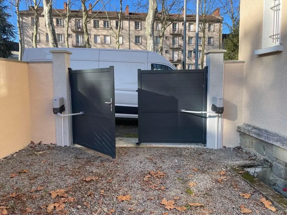 Installation de portail aluminium coulissant motorisé